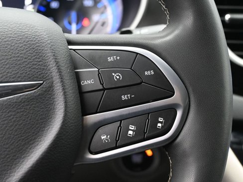Used 2023 Chrysler Pacifica Touring-L image 12