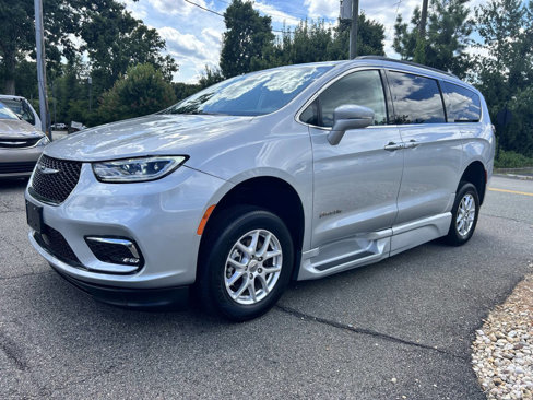 Used 2022 Chrysler Pacifica Touring-L image 13