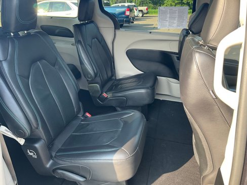 Used 2021 Chrysler Pacifica Touring-L image 20