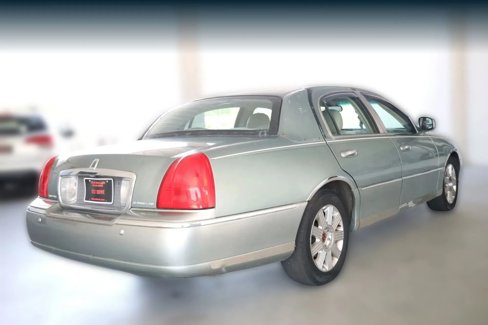 Used 2005 Lincoln Town Car Signature Limited image 9