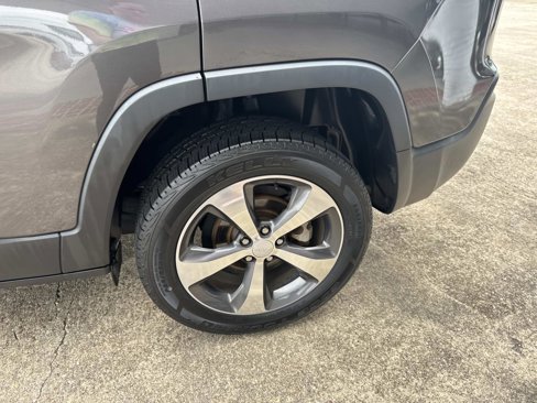 Used 2019 Jeep Cherokee Limited image 4