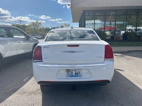 Used 2016 Chrysler 300 C image 3