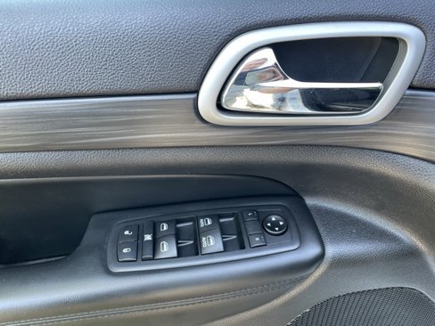 Used 2020 Jeep Grand Cherokee Laredo image 18