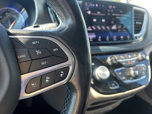 Used 2021 Chrysler Pacifica Touring-L image 31