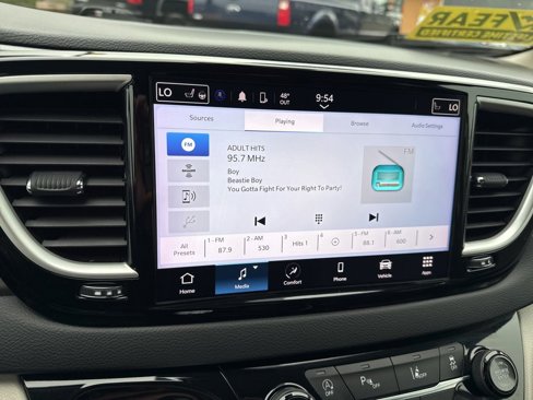 Used 2023 Chrysler Pacifica Touring-L image 35