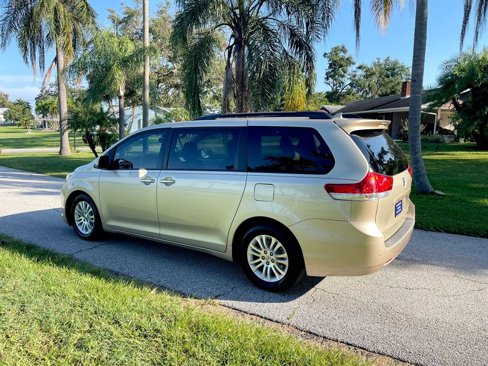 Used 2014 Toyota Sienna XLE image 24