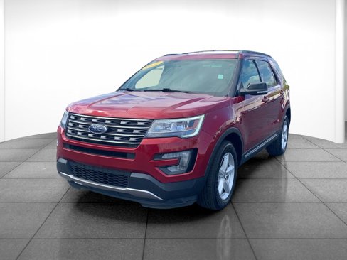 Used 2017 Ford Explorer XLT image 3