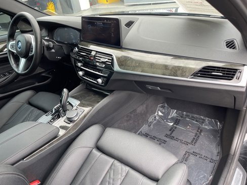 Used 2022 BMW 530e w/ Premium Package image 25