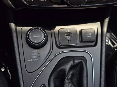 Used 2019 Jeep Cherokee Latitude w/ Cold Weather Group image 24