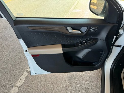 Used 2020 Ford Escape Titanium image 9