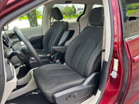 Used 2022 Chrysler Voyager LX image 19