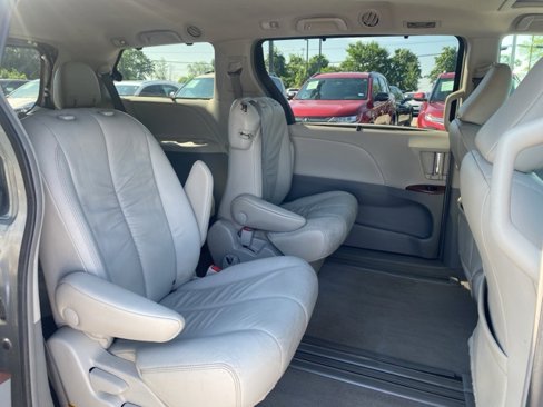 Used 2011 Toyota Sienna XLE image 22