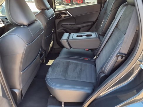Used 2024 Mitsubishi Outlander SE Black Edition image 13