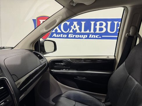 Used 2011 Chrysler Town & Country Limited w/ Trailer Tow Group image 22