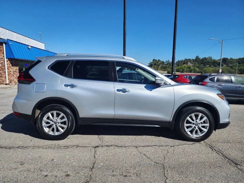 Used 2018 Nissan Rogue SV w/ Premium Package image 4