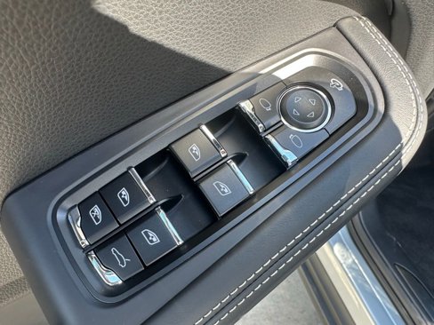 Used 2025 Porsche Macan image 15