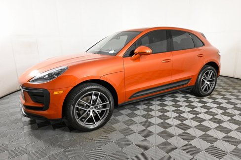 Certified 2022 Porsche Macan image 2