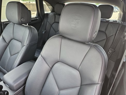 Certified 2024 Porsche Macan image 6