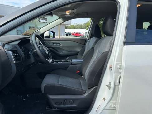 Used 2023 Nissan Rogue SV image 9