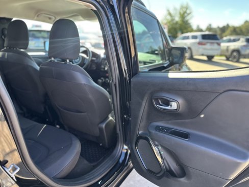 Used 2017 Jeep Renegade Altitude image 10