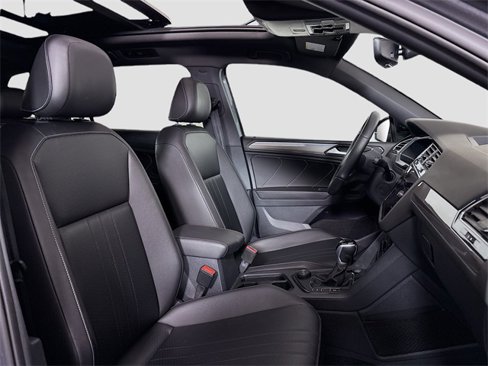 Certified 2022 Volkswagen Tiguan SE R-Line image 28