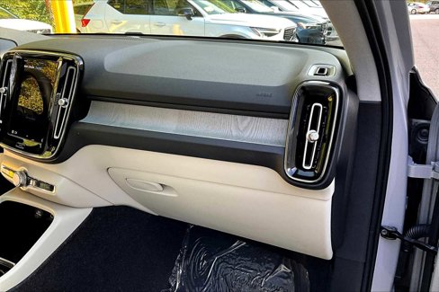 Used 2024 Volvo XC40 B5 Plus w/ Protection Package Premier image 17
