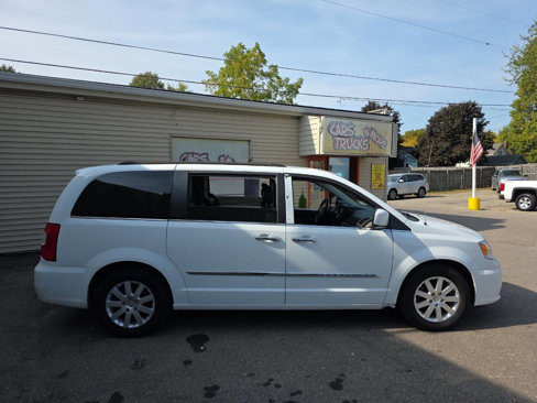 Used 2016 Chrysler Town & Country Touring w/ Driver Convenience Group image 11