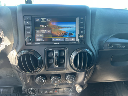 Used 2017 Jeep Wrangler Unlimited Sahara image 18