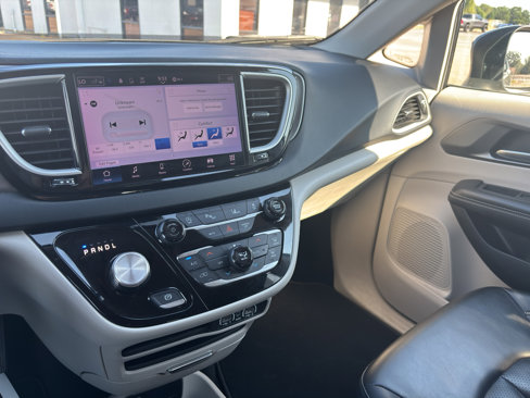 Used 2023 Chrysler Pacifica Touring-L image 22