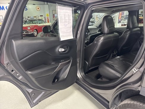 Used 2019 Jeep Cherokee Limited image 27