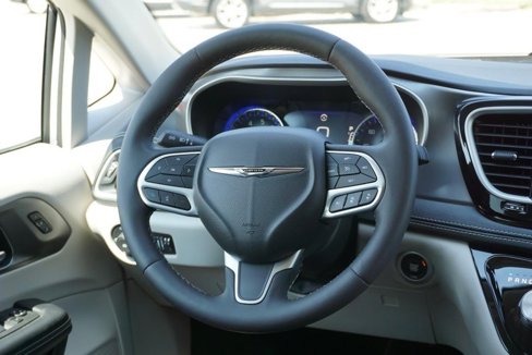 Used 2022 Chrysler Pacifica Touring-L image 33