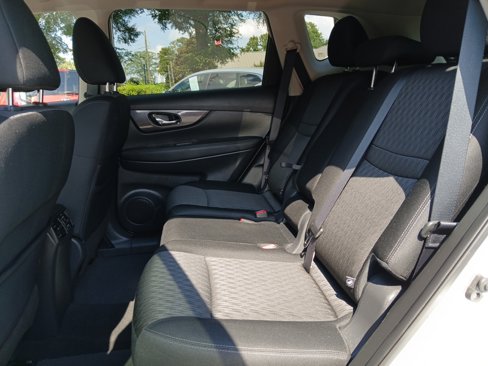Used 2018 Nissan Rogue SV image 11