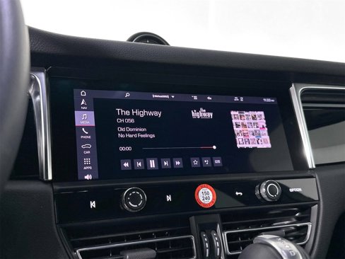 Certified 2024 Porsche Macan image 21