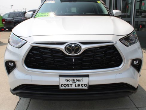 Used 2022 Toyota Highlander XLE image 2