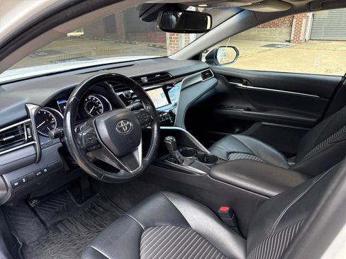 Used 2018 Toyota Camry SE w/ Moonroof Package image 15