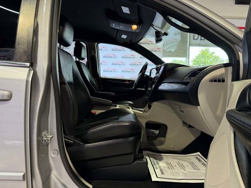 Used 2017 Dodge Grand Caravan SXT image 40