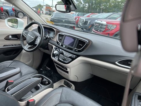 Used 2019 Chrysler Pacifica Touring-L image 29