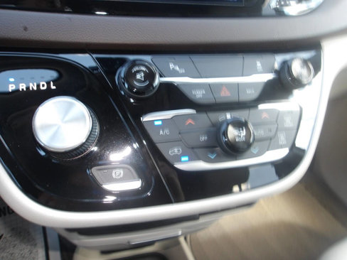 Used 2017 Chrysler Pacifica Touring-L image 16