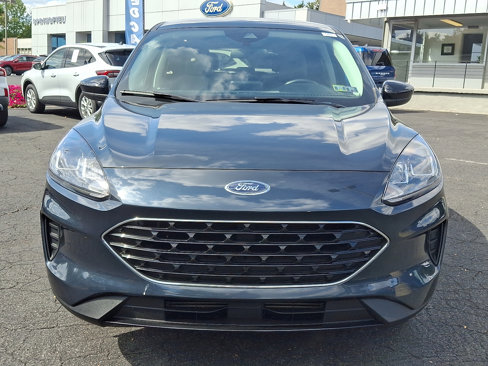 Used 2022 Ford Escape SE w/ SE Sport Appearance Package image 2