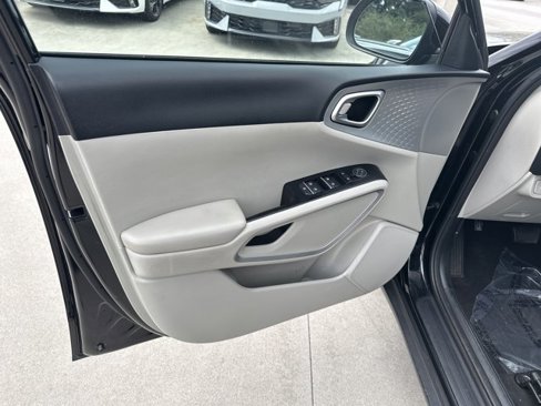 Used 2022 Kia Soul LX image 11