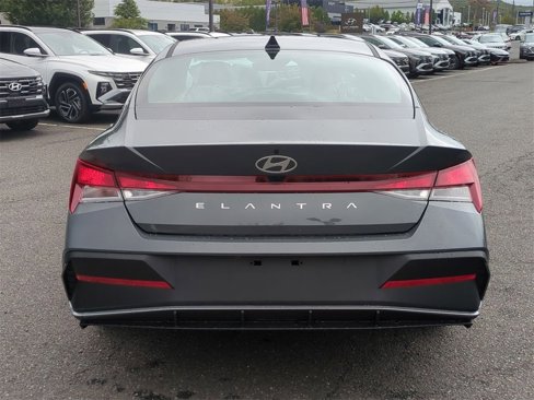 Certified 2025 Hyundai Elantra SE w/ Cargo Package image 4