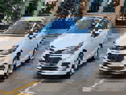 Used 2018 Chevrolet Cruze LT w/ Convenience Package image 3