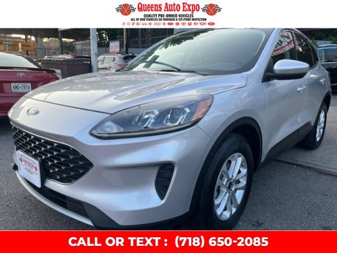 Used 2020 Ford Escape SE image 2
