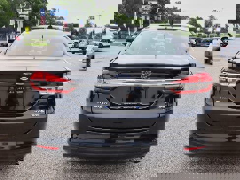 Used 2018 Ford Fusion SE w/ Equipment Group 602A image 4