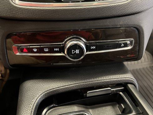 Used 2018 Volvo XC90 T5 Momentum w/ Convenience Package image 17