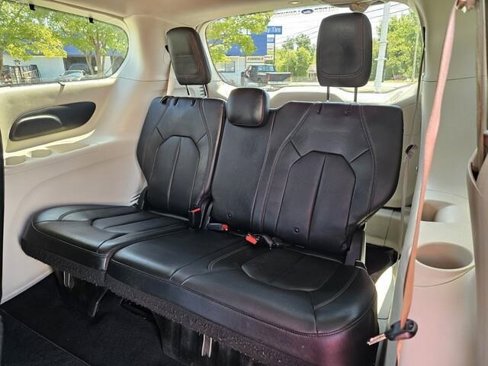 Used 2020 Chrysler Pacifica Touring-L image 21