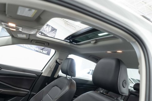 Used 2024 Volkswagen Jetta SE w/ Panoramic Sunroof Package image 8