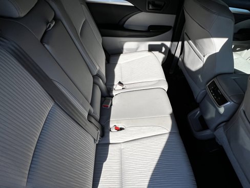 Used 2015 Toyota Highlander LE image 38
