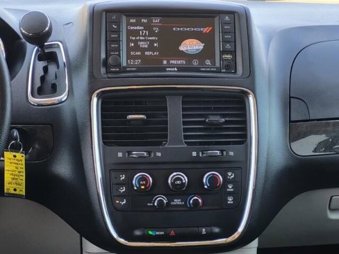 Used 2018 Dodge Grand Caravan SE w/ UConnect Hands-Free Group image 24