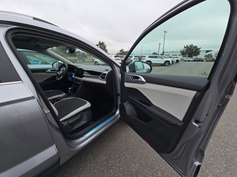 New 2025 Volkswagen Taos SE image 10